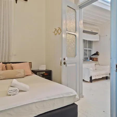 White Traditional House Aperion