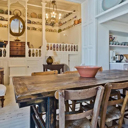 Apartment White Traditional House Apérion