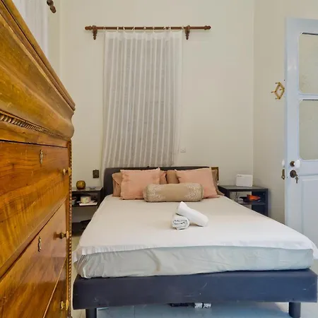White Traditional House Apartment Apérion